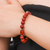 Stretch-Armband mit Perlen aus mehreren Edelsteinen - Stretch-Armband mit mehreren Edelsteinperlen in Rot- und Grautönen