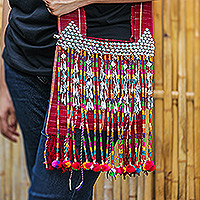 Umhängetasche aus Baumwollperlen, „Sunset Customs“ – Handgefertigte Umhängetasche aus bordeauxroter Baumwolle mit bunten Perlen
