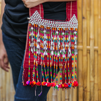 Umhängetasche aus Baumwollperlen - Handgefertigte Umhängetasche aus bordeauxroter Baumwolle mit bunten Perlen