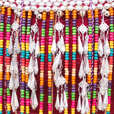 Umhängetasche aus Baumwollperlen - Handgefertigte Umhängetasche aus bordeauxroter Baumwolle mit bunten Perlen