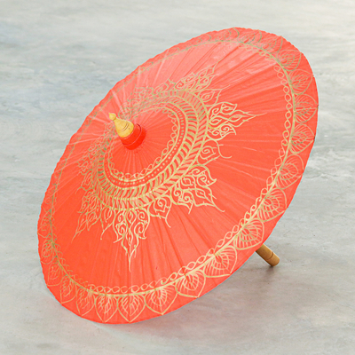 Sonnenschirm aus Baumwolle - Thailändischer Sonnenschirm aus Baumwolle und Bambus, handbemalt in Orange und Gold