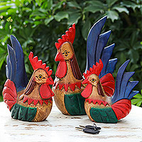 Holzskulpturen, „Festive Chickens“ (3er-Set) – Set aus drei handbemalten Raintree-Holz-Hühnerskulpturen