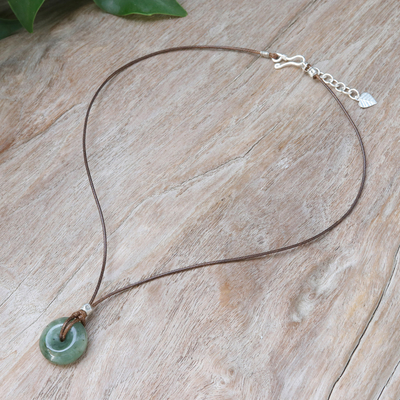Halskette mit Jade-Anhänger - Halskette mit Anhänger aus Silber und natürlicher Jade aus Thailand