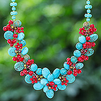 Halskette aus Howlith und Glasperlen, „Summer Blossoming“ – Halskette mit Blumenmuster aus Howlith und Glasperlen aus Thailand