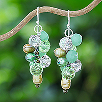 Aretes colgantes en racimo con perlas cultivadas y cuentas de vidrio - Aretes colgantes de racimo con cuentas de vidrio transparente y perlas verdes