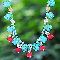 Halskette mit Perlenanhänger aus mehreren Edelsteinen, „Joyful in Blue“ – Halskette mit Perlenanhänger und mehreren Edelsteinen im Elefanten-Design