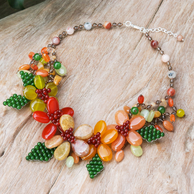 Perlenkette mit mehreren Edelsteinen - Warme und grünfarbene Blumen-Perlenhalskette mit mehreren Edelsteinen