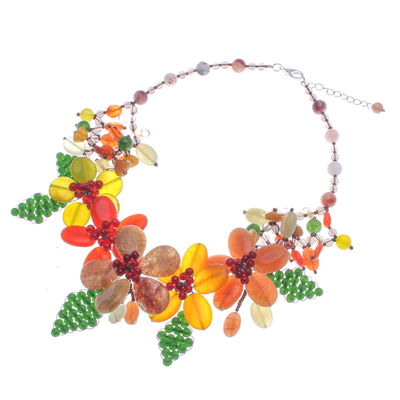 Perlenkette mit mehreren Edelsteinen - Warme und grünfarbene Blumen-Perlenhalskette mit mehreren Edelsteinen