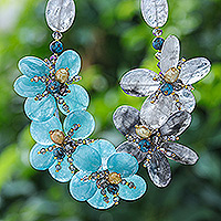 Perlenkette mit mehreren Edelsteinen, „Ice Spring“ – Statement-Halskette mit floralen Perlen und mehreren Edelsteinen in Blau
