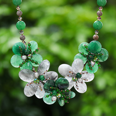 Halskette aus Quarz- und Zuchtperlenperlen - Statement-Halskette mit floralem Quarz- und Zuchtperlen in Grün