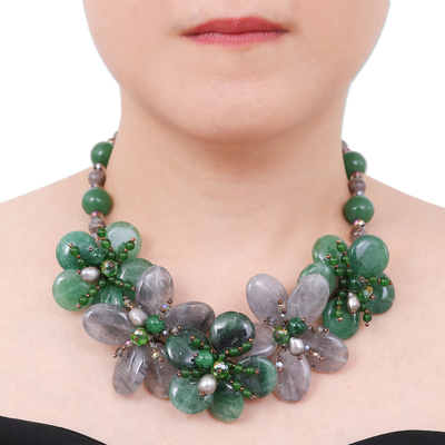 Halskette aus Quarz- und Zuchtperlenperlen - Statement-Halskette mit floralem Quarz- und Zuchtperlen in Grün