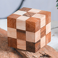 Cubo de serpiente de madera, 'Cuadrados lógicos' - Cubo de serpiente de madera de caucho y árbol de lluvia marrón natural hecho a mano