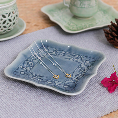Auffangbehälter aus Celadon-Keramik - Handgefertigter Catchall aus Celadon-Keramik mit Blumenmotiven in Blau