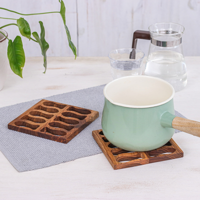 Topfständer aus Holz - Handgeschnitzter quadratischer Topfständer aus braunem Teakholz mit Fischmotiv