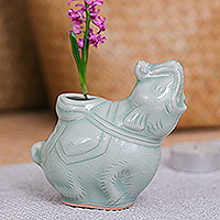 Jarrón de cerámica Celadon, 'Elephant Beauty' - Jarrón de cerámica Celadon de elefante con trompa arriba de Tailandia