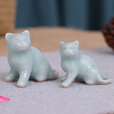 Figuritas de cerámica celadón, (par) - Par de figuritas de gato de cerámica Celadon hechas a mano en Tailandia