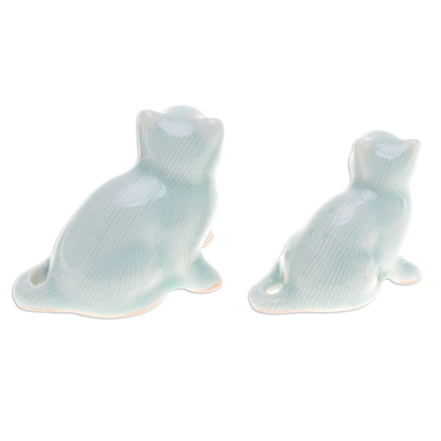 Figuritas de cerámica celadón, (par) - Par de figuritas de gato de cerámica Celadon hechas a mano en Tailandia