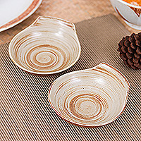 Keramikschalen, „Typhoon“ (Paar) – Paar braune und beige Keramikschalen mit Wirbelmuster