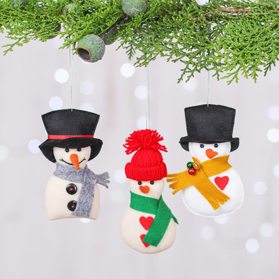 Adornos de fieltro, (juego de 3) - Conjunto de tres adornos artesanales de fieltro y acrílico de muñeco de nieve