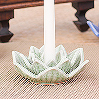Portavelas de cerámica Celadon, 'Flor de loto en verde' - Portavelas verde de cerámica Celadon hecho a mano en Tailandia
