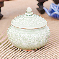Tarro decorativo de cerámica Celadon, 'Luxurious Green' - Tarro con temática de hojas decorativas de cerámica Celadon tailandesa en verde