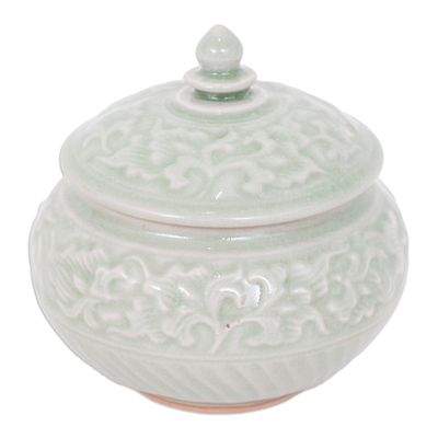 Dekoratives Glas aus Seladon-Keramik - Dekoratives thailändisches Seladon-Keramikglas mit Blattmotiv in Grün