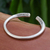 Brazalete de plata - Brazalete de plata pulida con detalles de Hill Tribe