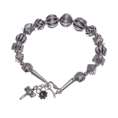 Charm-Armband aus silbernen Perlen - Charm-Armband aus silbernen Perlen mit Bergstamm-Motiv
