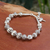 Charm-Armband aus silbernen Perlen - Charm-Armband aus silbernen Perlen mit Bergstamm-Motiv