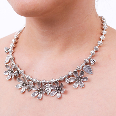Halskette mit Anhänger aus silbernen Perlen - Silberne Perlenanhänger-Halskette mit Blatt- und Blumenmotiv