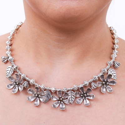 Halskette mit Anhänger aus silbernen Perlen - Silberne Perlenanhänger-Halskette mit Blatt- und Blumenmotiv