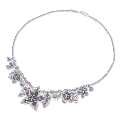 Halskette mit Anhänger aus silbernen Perlen - Thailändische florale Bergstamm-Halskette aus 950er Silber mit Perlenanhänger