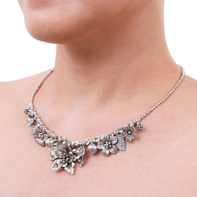 Halskette mit Anhänger aus silbernen Perlen - Thailändische florale Bergstamm-Halskette aus 950er Silber mit Perlenanhänger