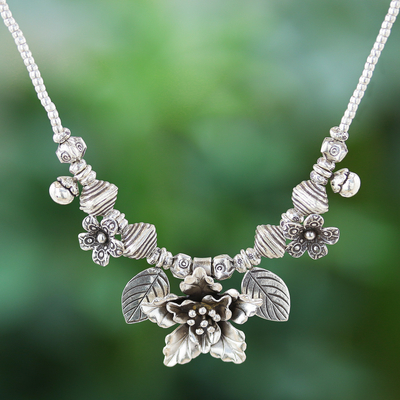 Halskette mit Anhänger aus silbernen Perlen - Halskette mit Blumen- und Blattanhänger aus 950er Silber des Bergvolkes