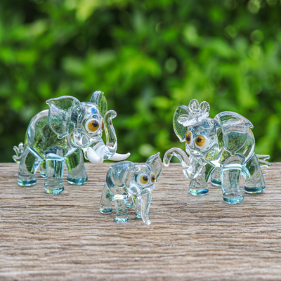 Figuras de vidrio soplado a mano, (juego de 3) - Juego de 3 figuras de vidrio de familia de elefantes soplados a mano en verde
