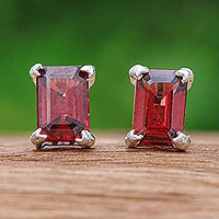 Aretes de granate, 'Crimson Baroness' - Aretes de granate en forma de baguette altamente pulidos