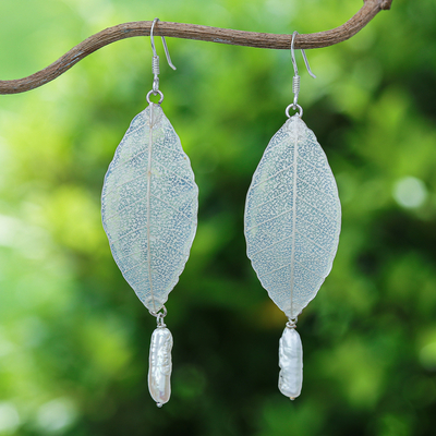 Ohrhänger aus Zuchtperlen und natürlichen Blättern - Ohrhänger aus Zuchtperlen und natürlichen Blättern in Weiß