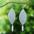 Pendientes colgantes de perlas cultivadas y hojas naturales - Aretes colgantes de perlas cultivadas y hojas naturales en blanco