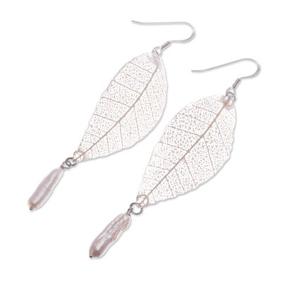 Pendientes colgantes de perlas cultivadas y hojas naturales - Aretes colgantes de perlas cultivadas y hojas naturales en blanco