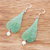 Pendientes colgantes de perlas cultivadas y hojas naturales - Pendientes colgantes de perlas cultivadas y hojas naturales en verde