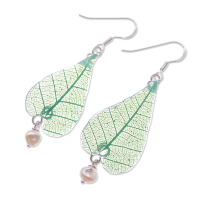 Pendientes colgantes de perlas cultivadas y hojas naturales - Pendientes colgantes de perlas cultivadas y hojas naturales en verde