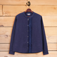 Herren-Baumwollhemd, „Navy Customs“ – Marineblaues Baumwollhemd im Mandarin-Stil mit Hmong-Textilakzenten