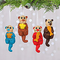 Filzornamente, „Farben und Otter“ (4er-Set) – Set mit 4 handgefertigten Otter-Filzornamenten in verschiedenen Farbtönen