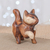 Estatuilla de madera - Figura de gato feliz de madera Raintree tallada a mano con campana