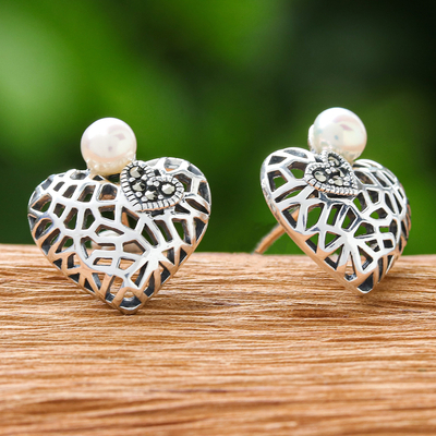 Pendientes botón de perlas cultivadas y marcasita - Aretes botón de marcasita y perlas cultivadas en forma de corazón