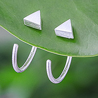 Pendientes de puño de oreja de plata de ley, 'Sole Triangle' - Pendientes de puño de oreja de plata de ley de triángulo mate minimalista