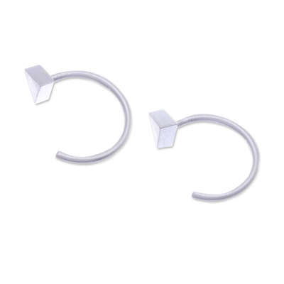 Pendientes ear cuff de plata de ley - Pendientes ear cuff minimalistas de plata de primera ley con forma de triángulo mate
