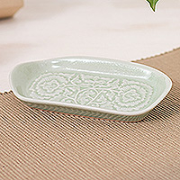 Plato para servir de cerámica Celadon, 'Thai Blooms' - Plato para servir flores y hojas de cerámica celadon verde hecho a mano