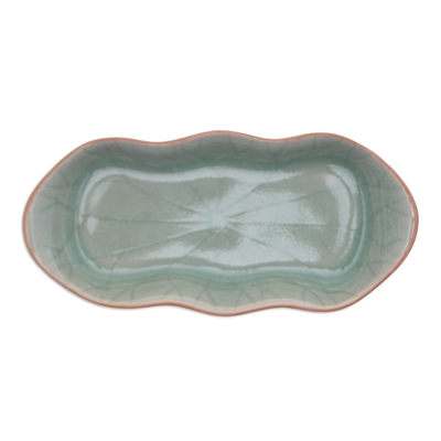 Servierschüssel aus Celadon-Keramik - Grüne handgefertigte Servierschale aus Celadon-Keramik mit Lotusblüten
