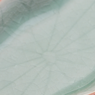 Servierschüssel aus Celadon-Keramik - Grüne handgefertigte Servierschale aus Celadon-Keramik mit Lotusblüten